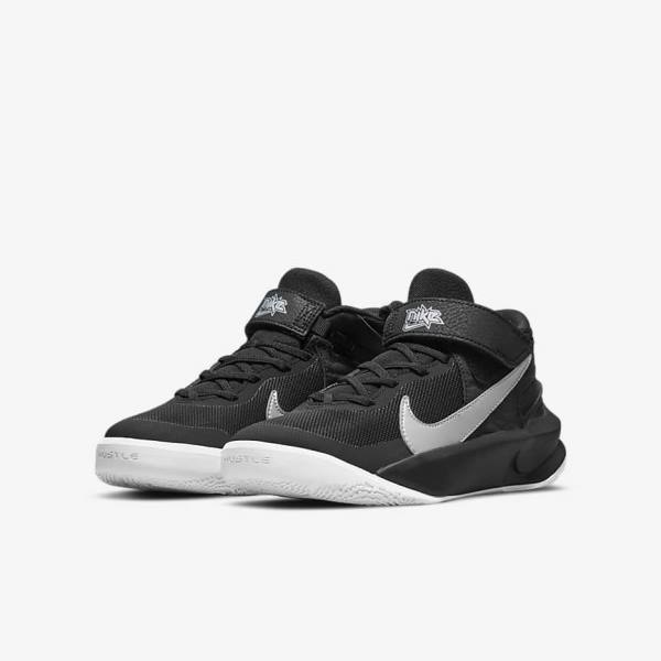 Nike Team Hustle D 10 FlyEase Older Dječje Tenisice za košarku Crne Bijele Metalne Srebrne | NK532HWE